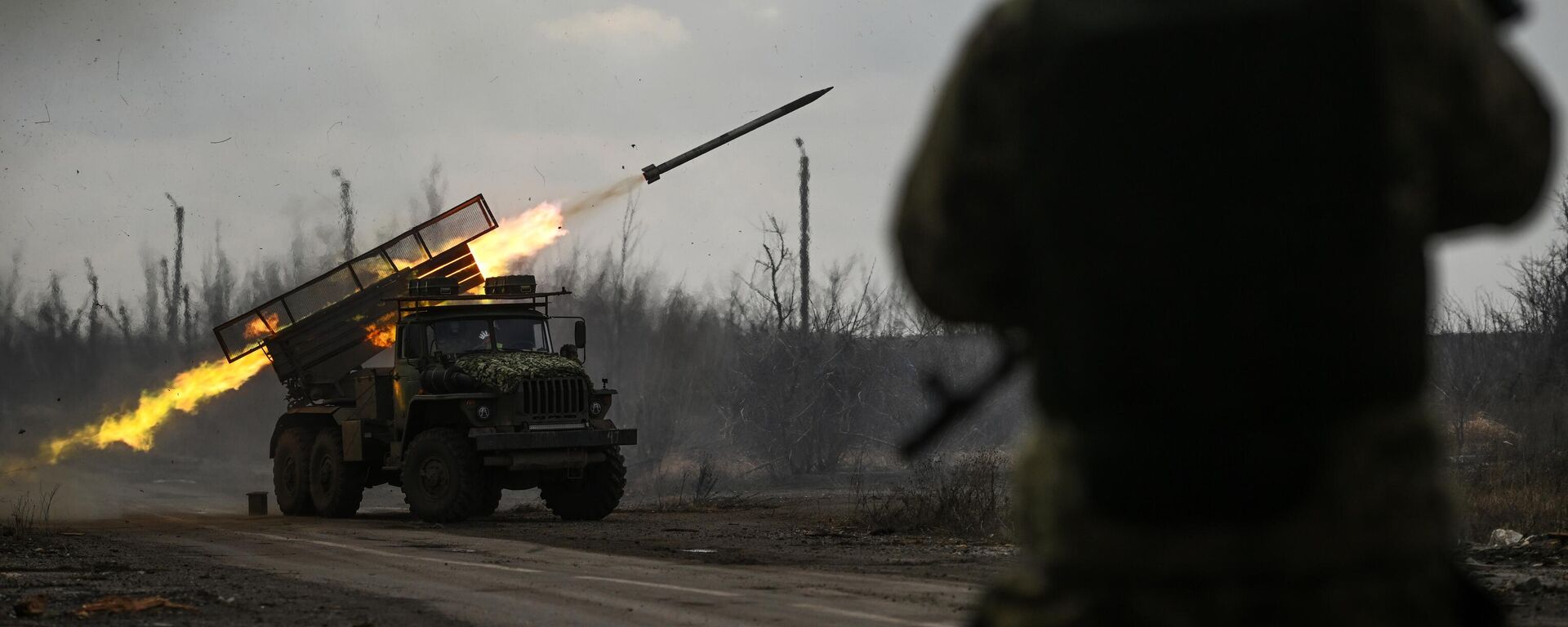 Реактивная система залпового огня (РСЗО) БМ-21 Град группировки Центр ВС РФ работает по местам скоплению живой силы и опорным пунктам ВСУ на Авдеевском направлении СВО - Sputnik Türkiye, 1920, 24.11.2024