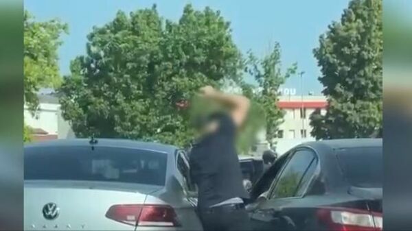 İstanbul Küçükçekmece'de bir sürücünün trafikte tartıştığı şoföre bıçakla saldırdığı anlar cep telefonu kamerasıyla kaydedildi. - Sputnik Türkiye
