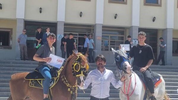 Bayburt Mesleki ve Teknik Anadolu Lisesi öğrencilerinden Emirhan Arık ve Enes Tokay isimli öğrenciler karne almak için okula atlarla gittiler - Sputnik Türkiye