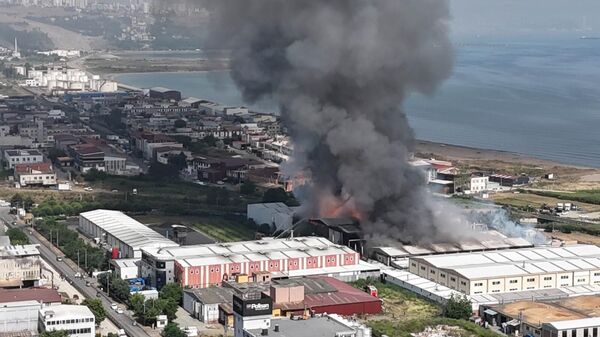 Samsun'da yanan fabrikanın duvarı çöktü: 7 itfaiyeci yaralandı - Sputnik Türkiye