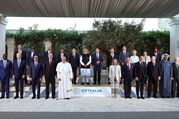 Cumhurbaşkanı Recep Tayyip Erdoğan, İtalya'da düzenlenen G7 Devlet ve Hükümet Başkanları Zirvesi'nin ikinci gününde aile fotoğrafı çekimine katıldı. - Sputnik Türkiye