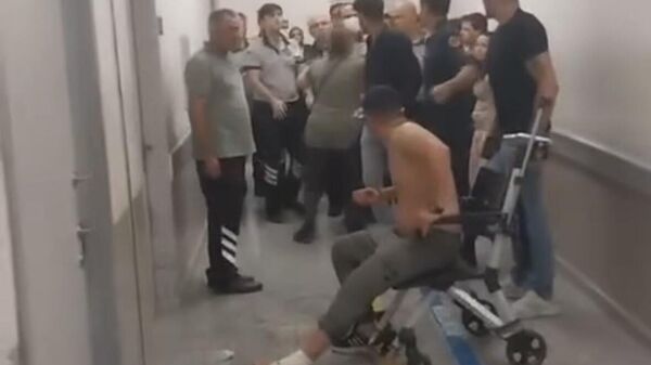 Sancaktepe İlhan Varank Eğitim ve Araştırma Hastanesi'nde tekerlekli sandalyedeki bir hasta ve hastanın yakınları küfürler savurarak doktora saldırdı - Sputnik Türkiye
