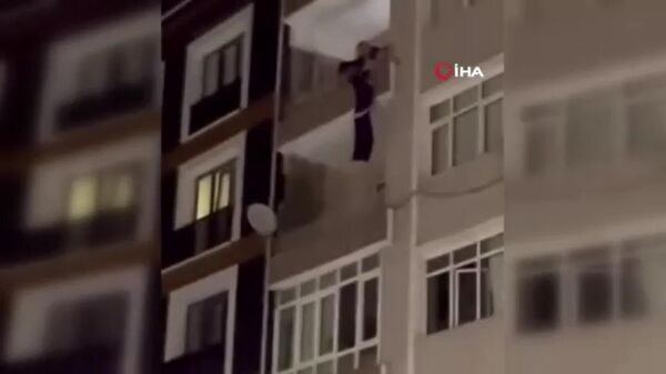 İstanbul'da IŞİD operasyonunda 2 şüpheli yakalandı.  Operasyon yapılan apartman dairesinde kendisini balkondan atmaya çalışan kadın, polis ekiplerince kurtarıldı - Sputnik Türkiye