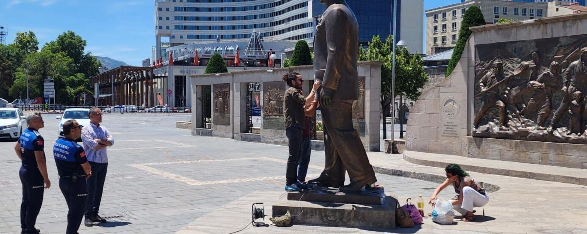 Kayseri'de Atatürk Anıtı'na baltayla zarar veren biri kadın 2 şüpheli yakalandı - Sputnik Türkiye, 1920, 16.06.2024
