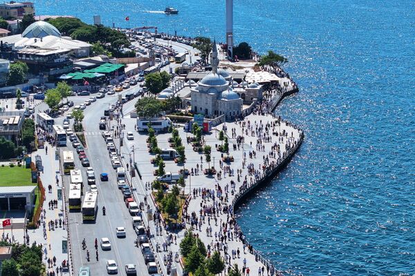Bayram tatilini İstanbul&#x27;da geçiren vatandaşlar ve turistler, kentin tarihi ve turistik yerlerinin bulunduğu Sultanahmet Meydanı ve Eminönü&#x27;ne akın etti. - Sputnik Türkiye