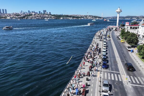 Sultanahmet Meydanı&#x27;na Esenyurt&#x27;tan geldiklerini belirten Halim Saltık, gezebilmek için kurban kesim işini bayramın ilk günü hallettiklerini söyledi. - Sputnik Türkiye