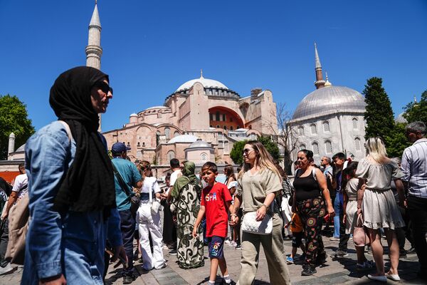 İstanbulluların yanı sıra şehir dışından gelenler ile yabancı turistlerin de uğrak noktası olan tarihi yarımadada ziyaretçiler, Ayasofya-i Kebir Cami-i Şerifi ile müze ve camileri gezdi. - Sputnik Türkiye