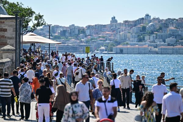 İstanbul&#x27;un tarihi ve turistik yerlerinde bayram yoğunluğu - Sputnik Türkiye