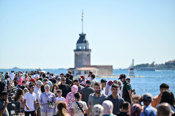 İstanbul&#x27;un tarihi ve turistik yerlerinde bayram yoğunluğu - Sputnik Türkiye