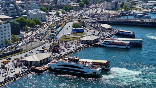 Semih Avcı da çalıştığı için bayramın nasıl geçtiğini anlamadığını, İstanbul&#x27;un çok kalabalık olduğunu, turistlerin genel olarak İstanbul&#x27;da kaldığını ve vapurla karşıya geçmek istediğini ancak kalabalık nedeniyle vazgeçtiğini belirtti. - Sputnik Türkiye