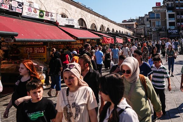 İstanbul&#x27;un ünlü lezzetleri mısır ve simit alan ziyaretçiler, fotoğraf ve video çekerek anılarını kayda aldı. - Sputnik Türkiye