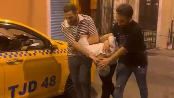 Taksim'de aralarında husumet olan karşılıklı iki mekan sahibi arasında kavga çıktı. Silahların çekildiği olayda 4 şahıs, karşı mekanın çalışanlarına kurşun yağdırdı. - Sputnik Türkiye