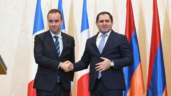 Fransa Savunma Bakanı Sebastien Lecornu Ermeni mevkidaşı Papikyan ile - Sputnik Türkiye