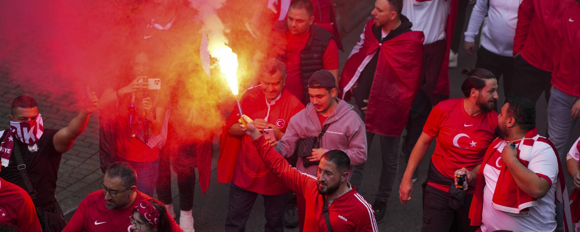 A Milli Takım'a büyük destek: Dortmund sokakları kırmızı-beyaza büründü - Sputnik Türkiye, 1920, 06.07.2024