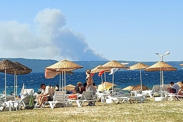 Çanakkale'nin Eceabat ilçesinde ormanlık alanda çıkan yangın dolayısıyla Anafartalar köyü boşaltıldı. - Sputnik Türkiye