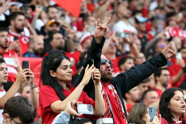 Dortmund kentindeki BVB Dortmund Stadı'na yapılan maça Türk taraftarlar büyük ilgi gösterdi. Karşılaşmaya gidemeyen futbolseverler ise milli maç heyecanını şehirlerde kurulan Fan Zonelarda yaşadı. - Sputnik Türkiye