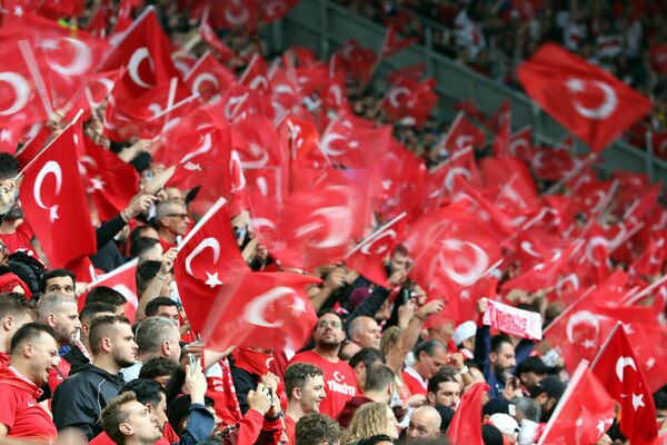 Dortmund kentindeki BVB Dortmund Stadı'na yapılan maça Türk taraftarlar büyük ilgi gösterdi. Karşılaşmaya gidemeyen futbolseverler ise milli maç heyecanını şehirlerde kurulan Fan Zonelarda yaşadı. - Sputnik Türkiye