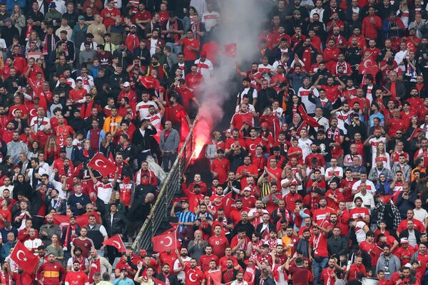 Dortmund kentindeki BVB Dortmund Stadı'na yapılan maça Türk taraftarlar büyük ilgi gösterdi. Karşılaşmaya gidemeyen futbolseverler ise milli maç heyecanını şehirlerde kurulan Fan Zonelarda yaşadı. - Sputnik Türkiye