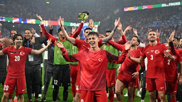 Almanya'nın ev sahipliğinde düzenlenen 2024 Avrupa Futbol Şampiyonası (EURO 2024) F Grubu'nda Türkiye ile Gürcistan takımları, Dortmund'daki BVB Stadyumu'nda karşı karşıya geldi. Karşılaşmadan galip ayrılan milli futbolcular, sevinçlerini taraftarlarla paylaştı.
 - Sputnik Türkiye