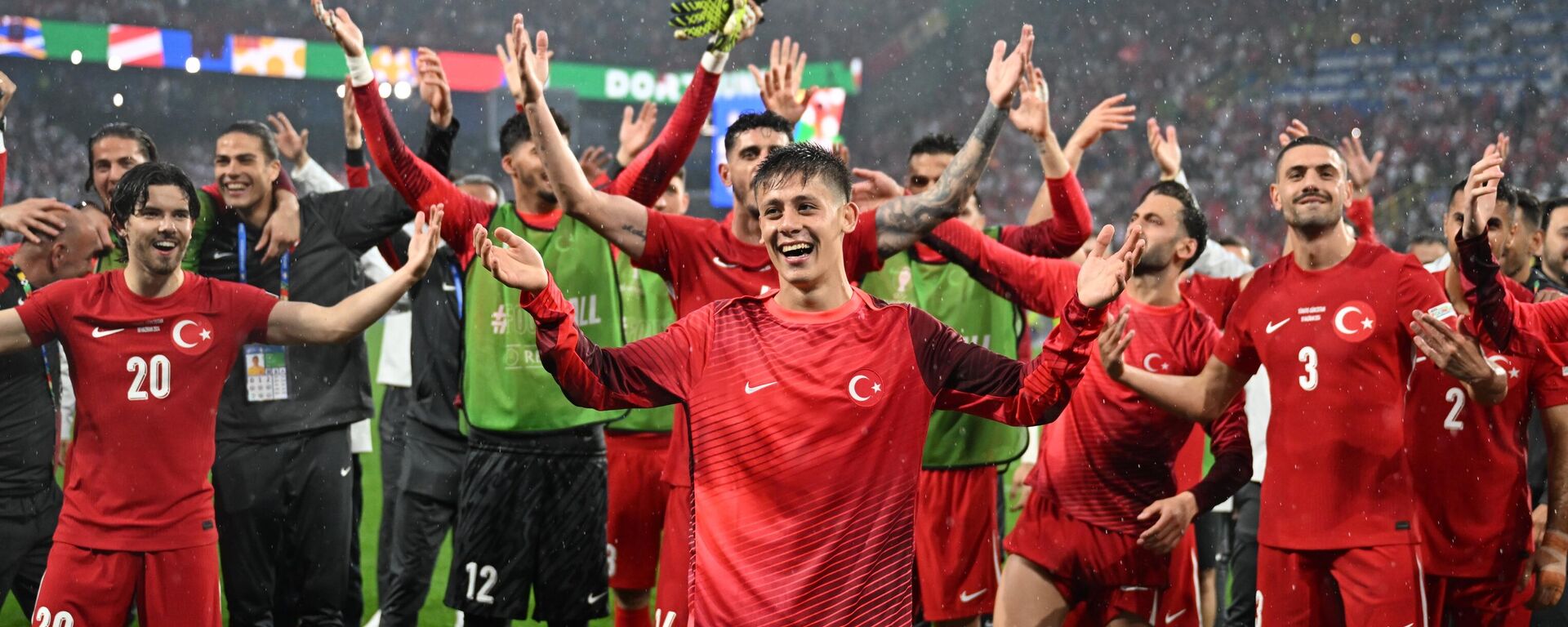 Almanya'nın ev sahipliğinde düzenlenen 2024 Avrupa Futbol Şampiyonası (EURO 2024) F Grubu'nda Türkiye ile Gürcistan takımları, Dortmund'daki BVB Stadyumu'nda karşı karşıya geldi. Karşılaşmadan galip ayrılan milli futbolcular, sevinçlerini taraftarlarla paylaştı.
 - Sputnik Türkiye, 1920, 22.06.2024