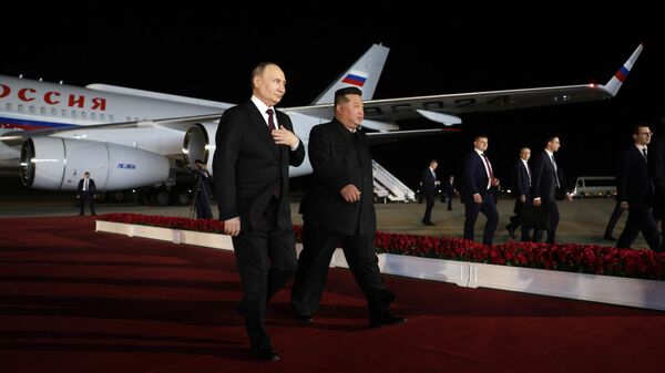 Rusya Devlet Başkanı Vladimir Putin iki günlük bir resmi ziyaret için gittiği Kuzey Kore'de Kim Jong-un tarafından karşılandı. Şeref kıtasının selamlayan liderler birkaç dakika sohbet ettikten sonar havaalanından ayrıldı.
 - Sputnik Türkiye