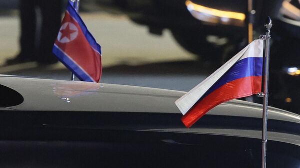 Rusya Devlet Başkanı Vladimir Putin ve Kuzey Kore lideri Kim Jong-un Pyongyang'da bir araya geldi - Sputnik Türkiye