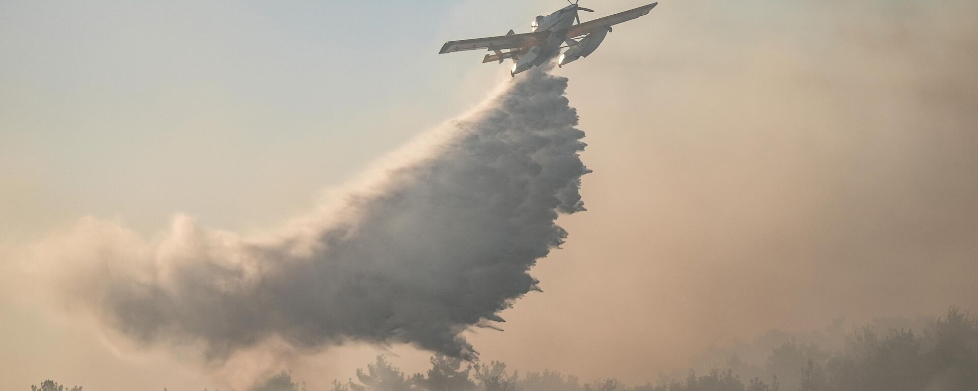 Çanakkale'de yaklaşık 14 saattir devam eden orman yangınını havadan uçak ve helikopterle müdahale ediliyor - Sputnik Türkiye, 1920, 19.06.2024