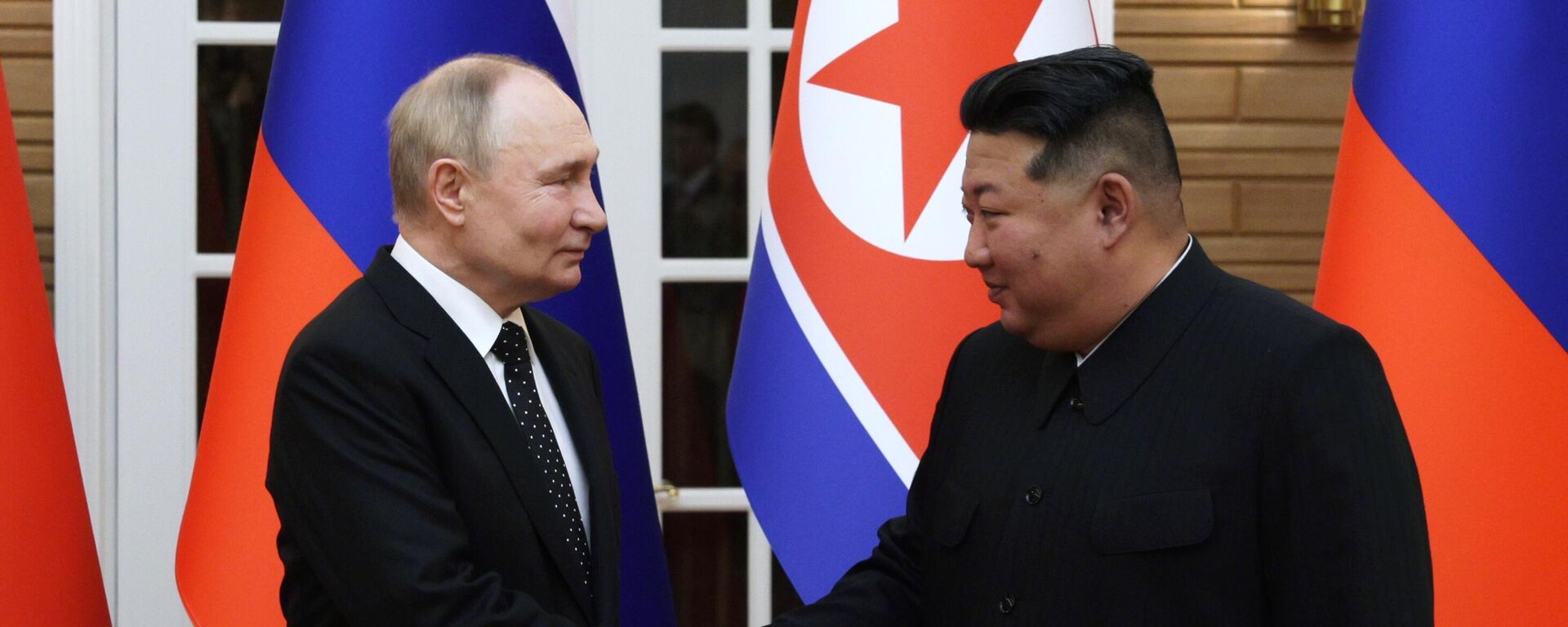 Rusya Devlet Başkanı Vladimir Putin ve Kuzey Kore lideri Kim Jong-Un - Sputnik Türkiye, 1920, 19.06.2024