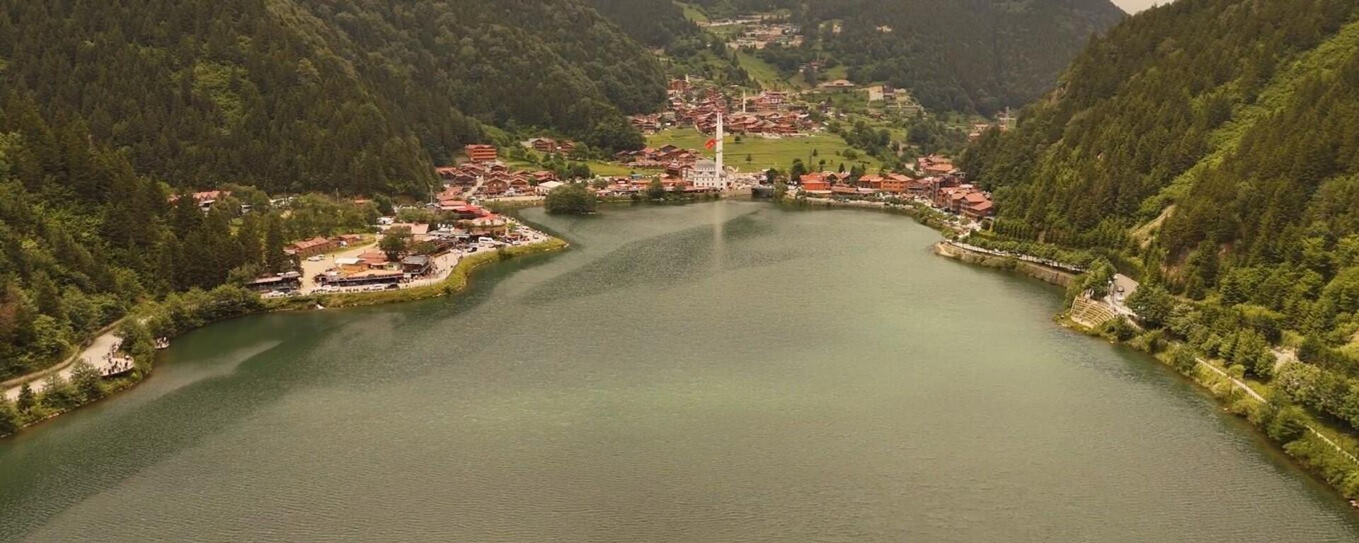 Trabzon'un dünyaca ünlü turizm merkezi Uzungöl, Kurban Bayramı'nda binlerce yerli ve yabancı turisti ağırlıyor. - Sputnik Türkiye, 1920, 12.08.2025