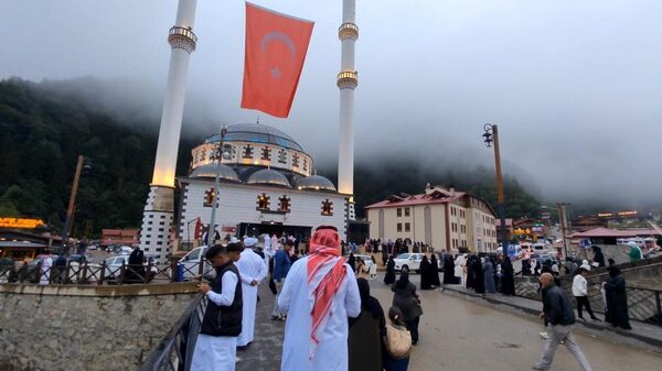 Trabzon'un dünyaca ünlü turizm merkezi Uzungöl, Kurban Bayramı'nda binlerce yerli ve yabancı turisti ağırlıyor. - Sputnik Türkiye