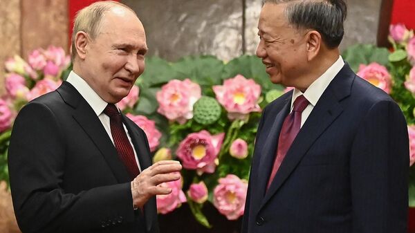 Putin ve Vietnam Sosyalist Cumhuriyeti Devlet Başkanı To Lam - Sputnik Türkiye
