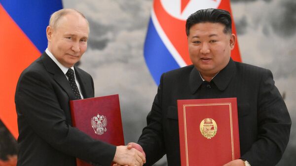 Rusya Devlet Başkanı Vladimir Putin Kuzey Kore lideri Kim Jong-un - Sputnik Türkiye