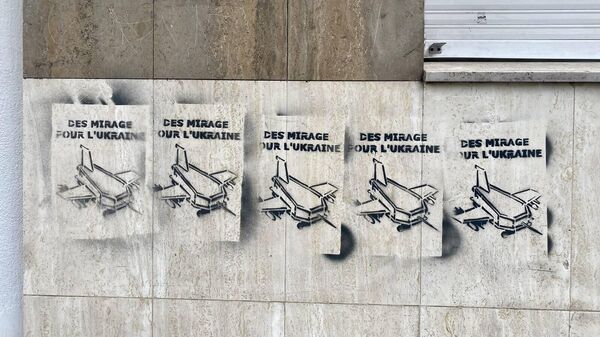 Fransa'nın Ukrayna'ya sağlama sözünü verdiği Mirage savaş uçaklarını tabut şeklinde gösteren bir grafiti - Sputnik Türkiye