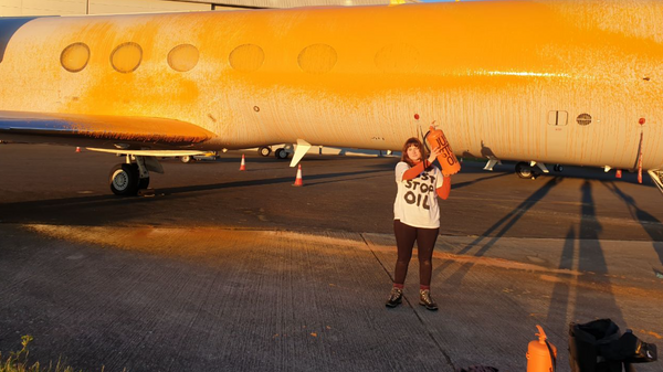İklim aktivistleri Swift'in uçağını turuncuya boyadı - Sputnik Türkiye