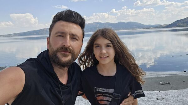 Salda Gölü'nde 2 bin metre açıkta kurtarılmıştı: 9 yaşındaki kız çocuğu kahramanıyla buluştu - Sputnik Türkiye