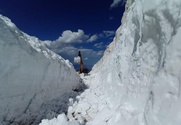 Hakkari&#x27;nin Yüksekova ilçesinde ekiplerin haziran ayında da karla mücadele çalışmaları devam ediyor. - Sputnik Türkiye