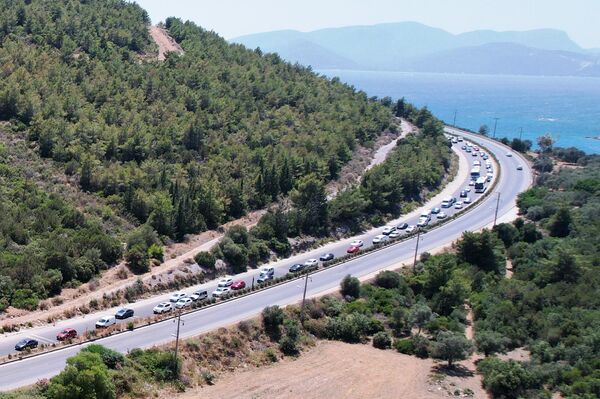 Bayram tatilini Bodrum'da geçirenler ilçeden ayrılırken trafik yoğunluğuna neden oldu - Sputnik Türkiye