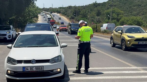 Bayram tatilini Bodrum'da geçirenler ilçeden ayrılırken trafik yoğunluğuna neden oldu - Sputnik Türkiye