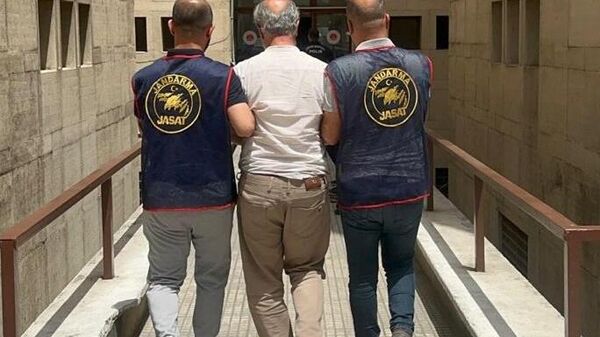 Bursa'nın Osmangazi ilçesinde 4 yıl önce ateşli silahla öldürülmüş bulunan kişinin kimliğinin yüz giydirme işlemi sonrası tespit edilmesinin ardından jandarma ekiplerince yakalanan katil zanlısı, tutuklandı.  - Sputnik Türkiye
