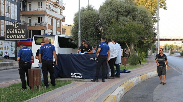 Antalya'nın Kepez ilçesinde bir kişi bankta ölü bulundu. Polis ekipleri, olay yerinde inceleme yaptı.   - Sputnik Türkiye