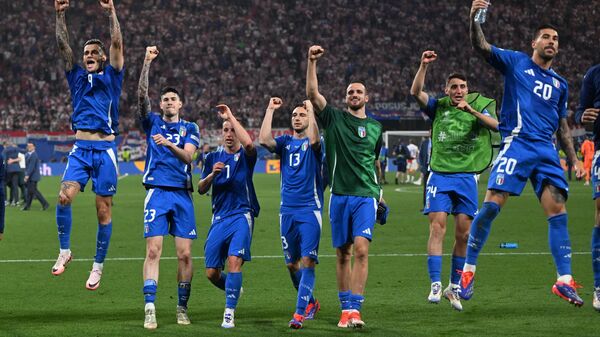 Almanya'nın ev sahipliğinde düzenlenen 2024 Avrupa Futbol Şampiyonası (EURO 2024) B Grubu'nda Hırvatistan ile İtalya takımları Leipzig Stadyumu'nda karşı karşıya geldi. Hırvatistan ile 1-1 berabere kalarak son 16 turuna yükselen İtalya'da oyuncular sevinç yaşadı.  - Sputnik Türkiye