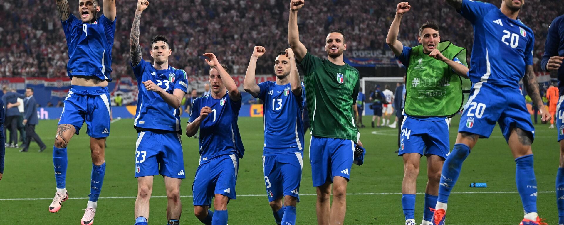 Almanya'nın ev sahipliğinde düzenlenen 2024 Avrupa Futbol Şampiyonası (EURO 2024) B Grubu'nda Hırvatistan ile İtalya takımları Leipzig Stadyumu'nda karşı karşıya geldi. Hırvatistan ile 1-1 berabere kalarak son 16 turuna yükselen İtalya'da oyuncular sevinç yaşadı.  - Sputnik Türkiye, 1920, 25.06.2024