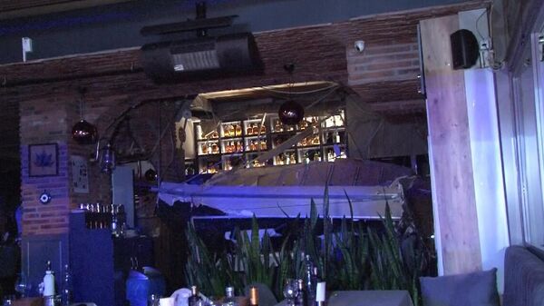 Kadıköy'de bir restoranın tavanı bilinmeyen bir nedenle çöktü.  - Sputnik Türkiye