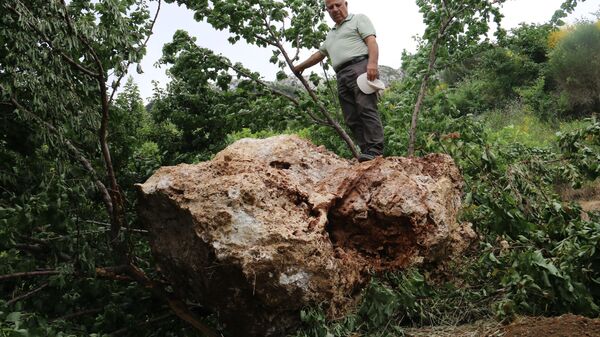 Gökten 10 tonluk devasa kaya düştü:  - Sputnik Türkiye