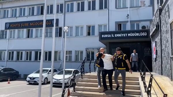Bursa'da düğün konvoyunda uzun namlulu tüfek ve silahla ateş edilmesi olayını araştıran polis, 3 şüpheliyi düğün salonuna girmeden yakalandı - Sputnik Türkiye