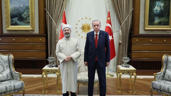 Cumhurbaşkanı Recep Tayyip Erdoğan, Diyanet İşleri Başkanı Ali Erbaş'ı Cumhurbaşkanlığı Külliyesinde kabul etti. - Sputnik Türkiye