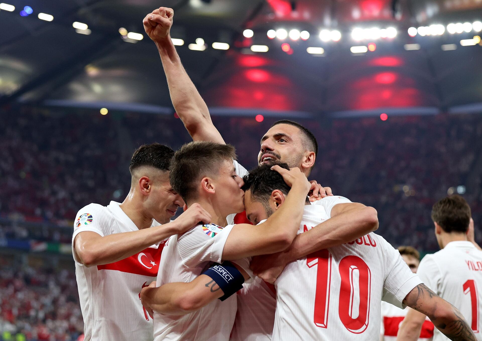 EURO 2024 F Grubu son maçında Çekya'yı 2-1 mağlup eden Türkiye, 6 puanla grubunu ikinci sırada tamamlayarak son 16 turuna yükseldi ve Avusturya ile eşleşti.
 - Sputnik Türkiye, 1920, 27.06.2024