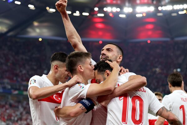EURO 2024 F Grubu son maçında Çekya'yı 2-1 mağlup eden Türkiye, 6 puanla grubunu ikinci sırada tamamlayarak son 16 turuna yükseldi ve Avusturya ile eşleşti.
 - Sputnik Türkiye