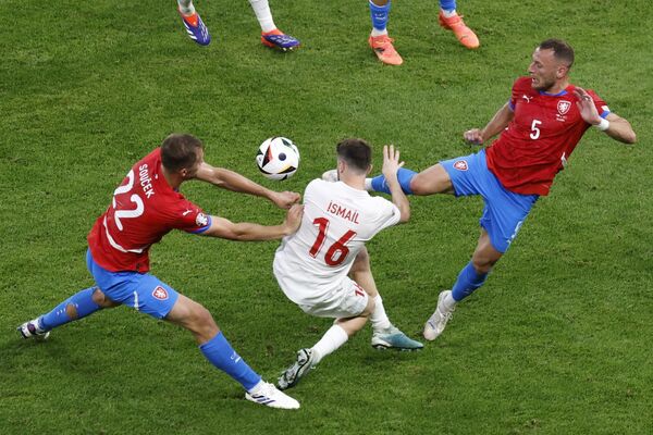 2024 Avrupa Futbol Şampiyonası (EURO 2024) F Grubu son maçında A Milli Futbol Takımı, Hamburg'da karşılaştığı Çekya'yı 2-1 mağlup etti ve son 16 turuna yükseldi. Ay-yıldızlılar, bu turda Avusturya ile karşılaşacak.
 - Sputnik Türkiye