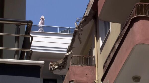 Bahçelievler'de bir binanın çatısı çöktü - Sputnik Türkiye